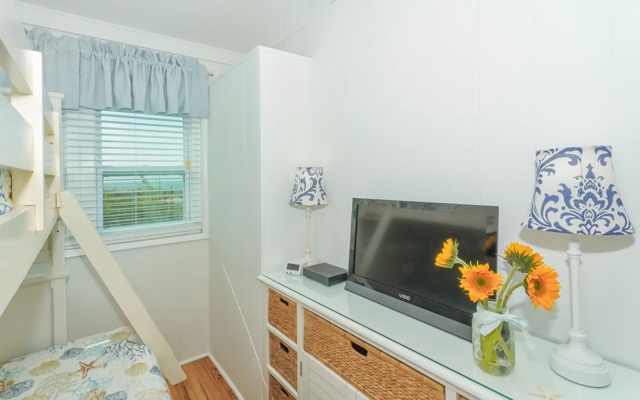Twin/Full Bunkbed Room with TV and Beach Views